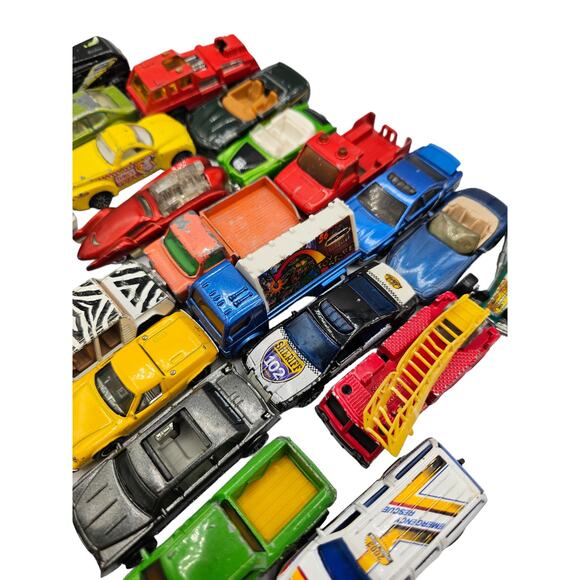 Large Lot of 30 Vintage Diecast Cars and Trucks Various Brands 1970s-1990s - Picture 3 of 4